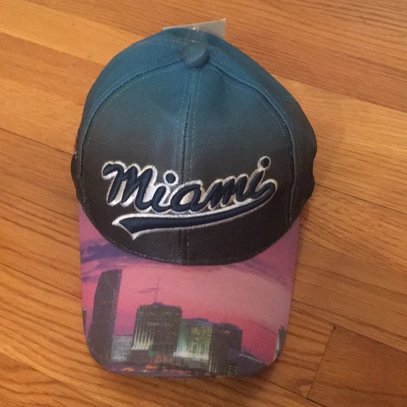 Accessories - Stylish Baseball style cap